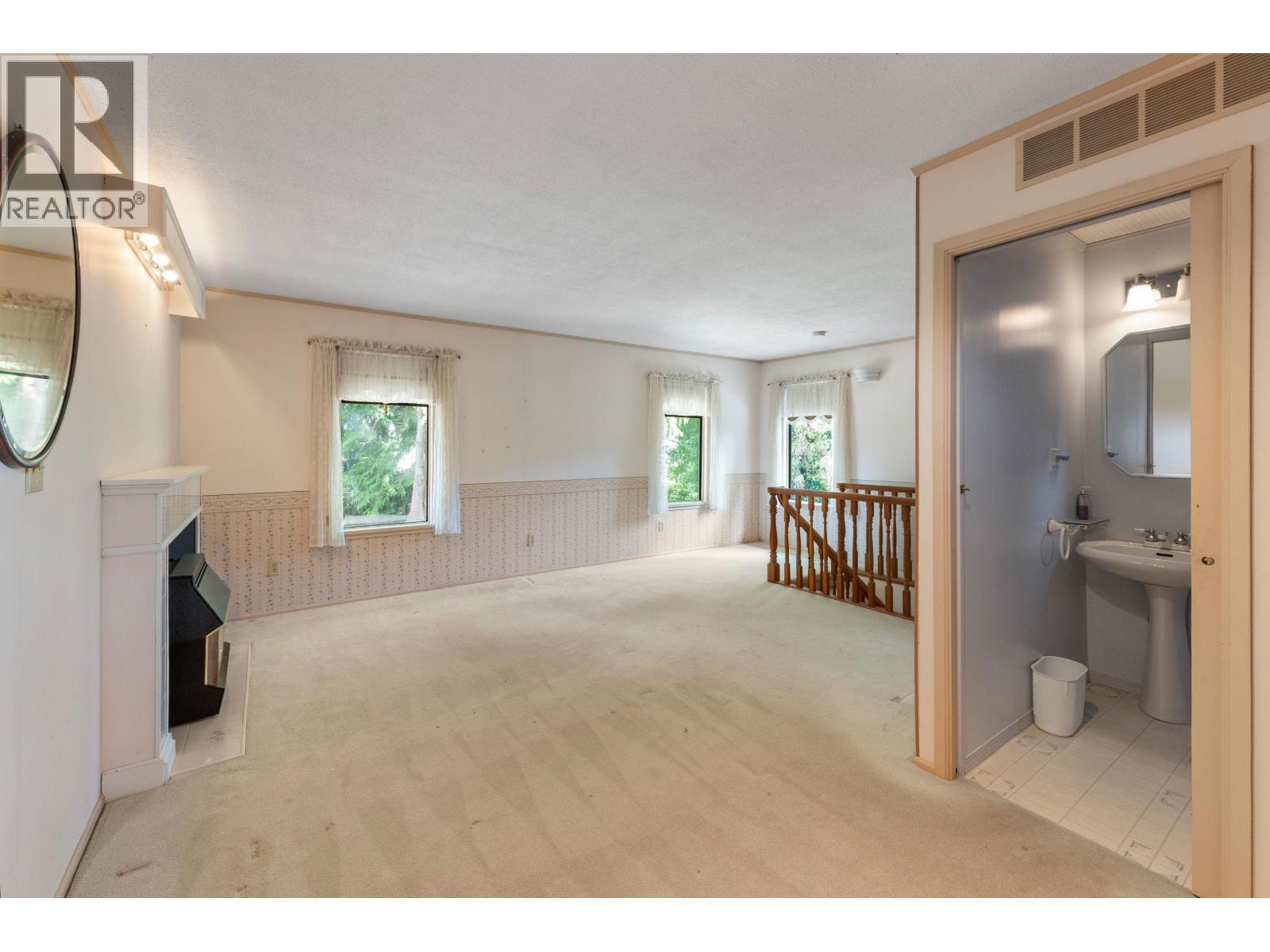 2495 LAURALYNN DRIVE