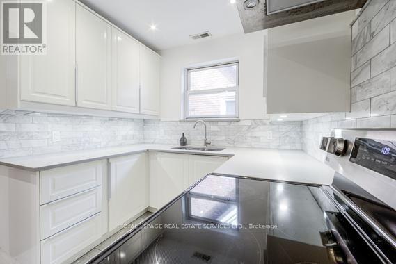 Second Fl. - 11 Highbourne Road, Toronto, Ontario  M5P 2J1 - Photo 19 - C13757330