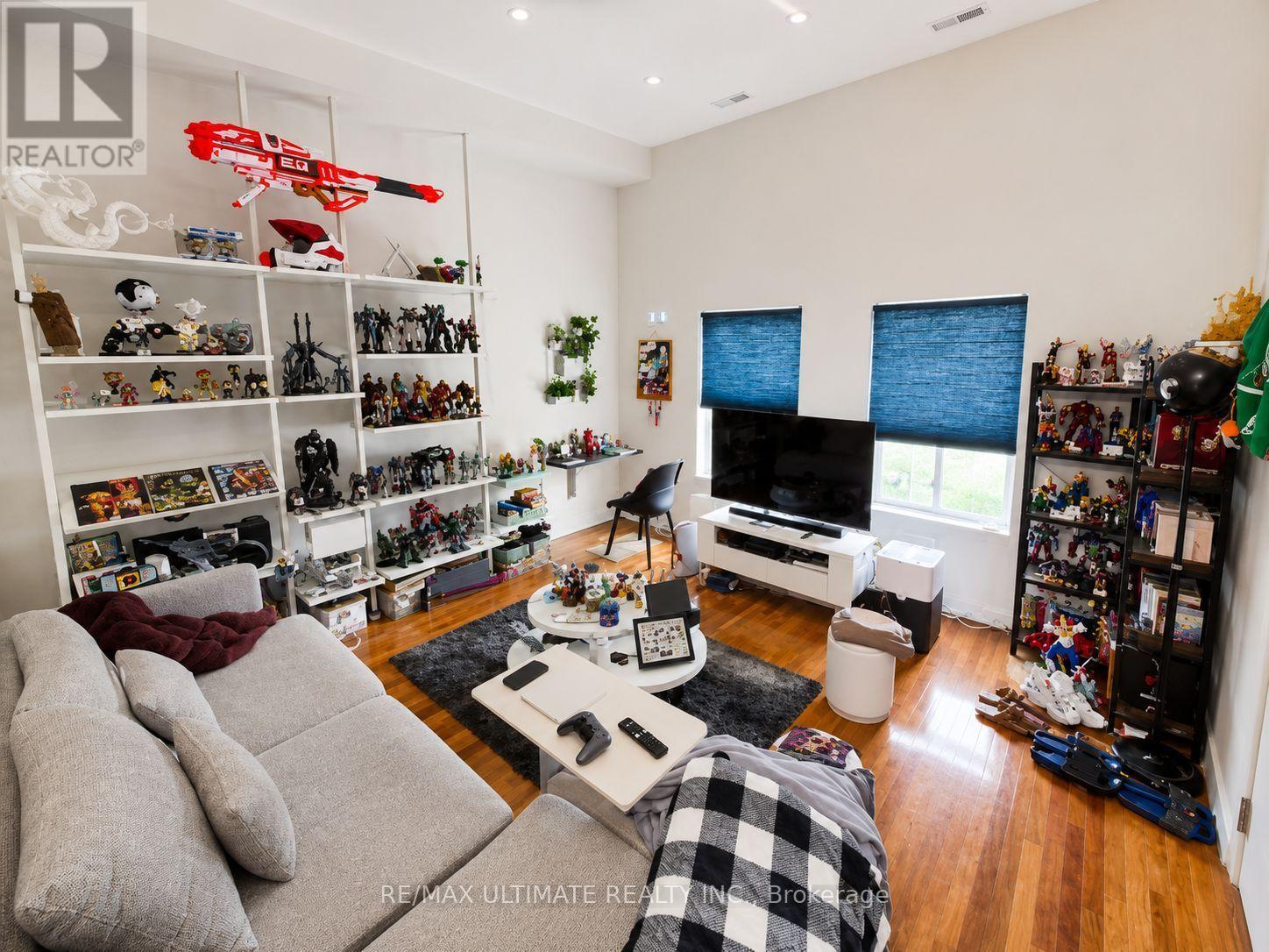 720-720a Queen Street E, Toronto, Ontario  M4M 1H2 - Photo 2 - E13757308