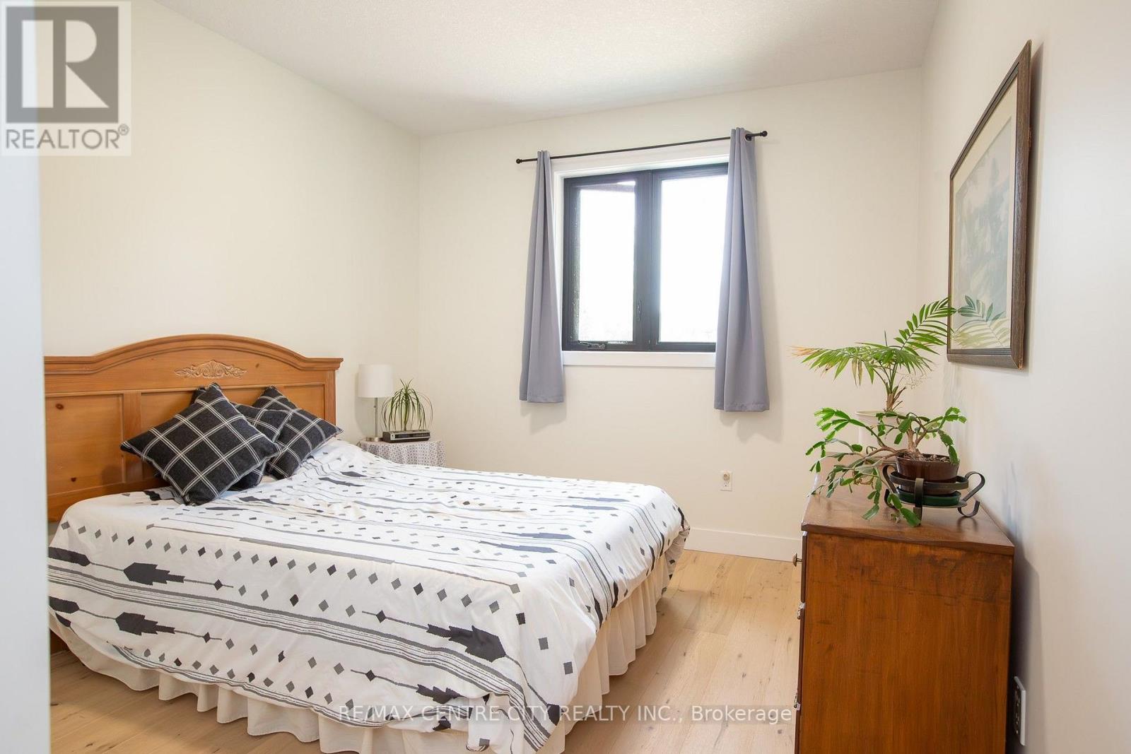 273 Foxborough Place, Thames Centre, Ontario  N0M 2P0 - Photo 15 - X13757306
