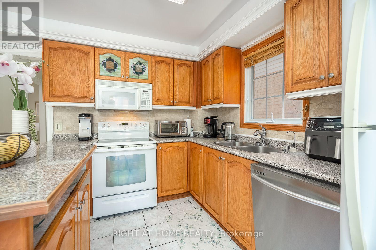 54 Niagara Place, Brampton, Ontario  L6S 4Y8 - Photo 15 - W13757310