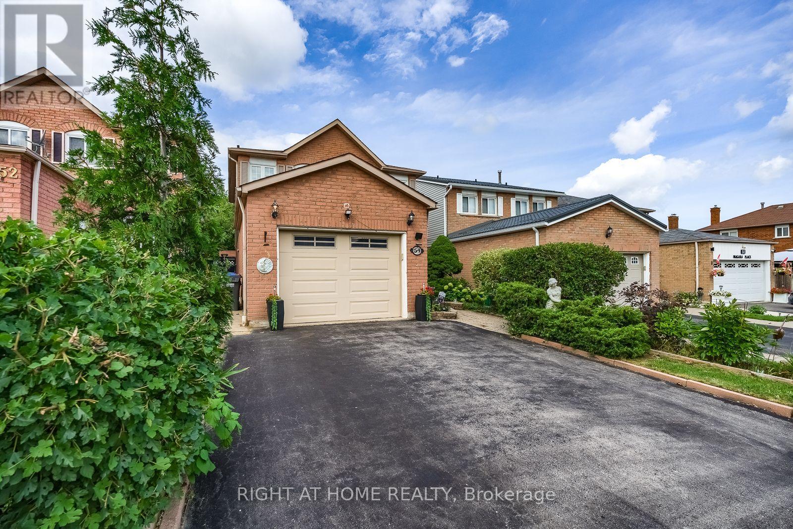 54 Niagara Place, Brampton, Ontario  L6S 4Y8 - Photo 2 - W13757310