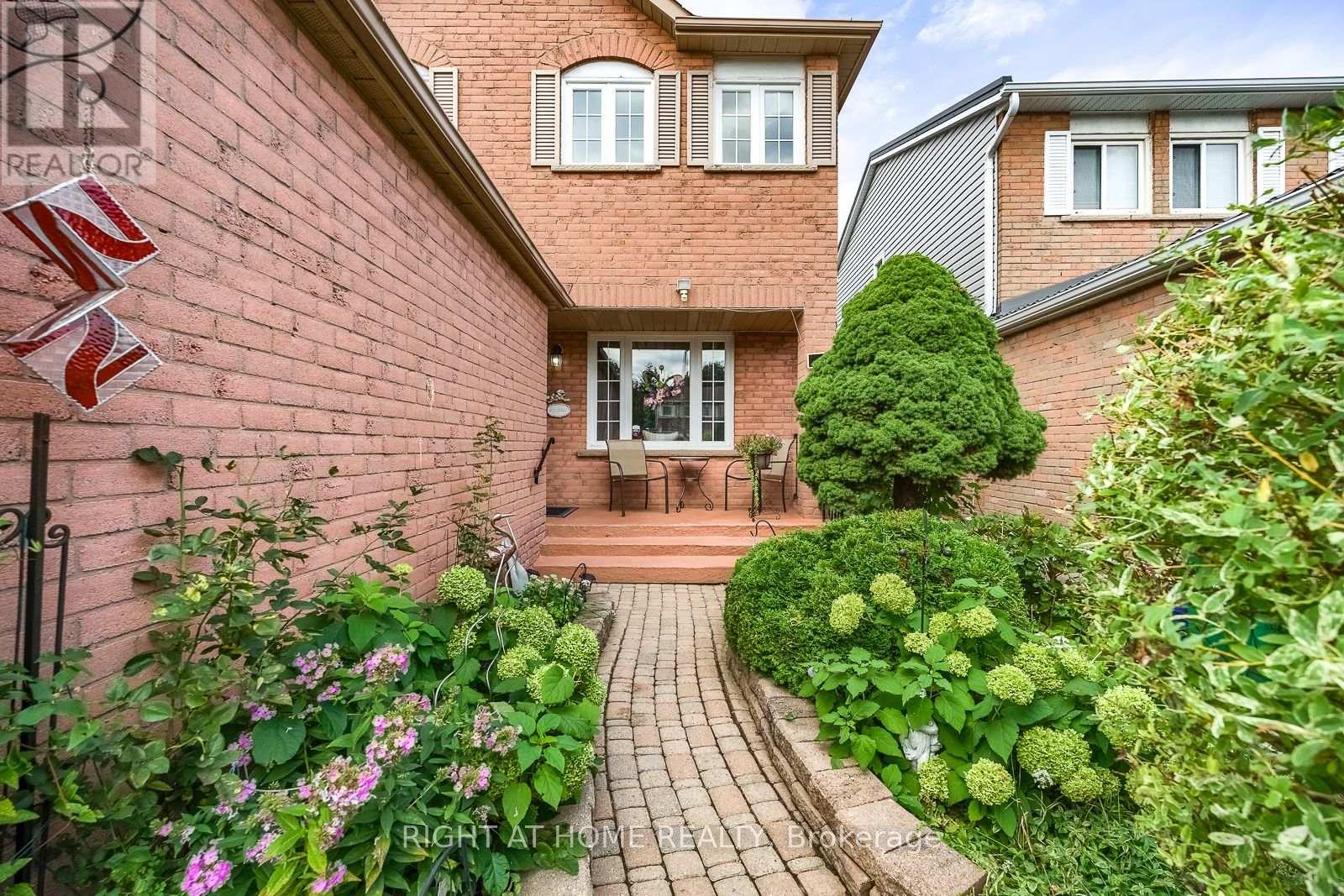 54 Niagara Place, Brampton, Ontario  L6S 4Y8 - Photo 3 - W13757310
