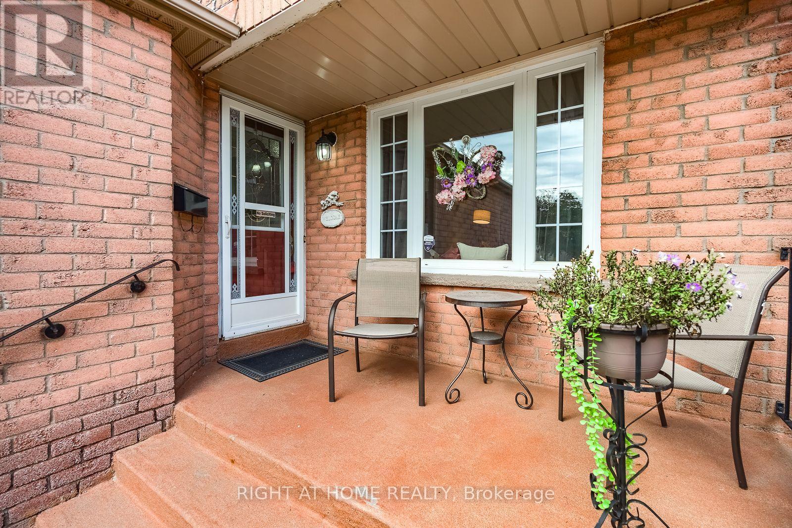 54 Niagara Place, Brampton, Ontario  L6S 4Y8 - Photo 4 - W13757310