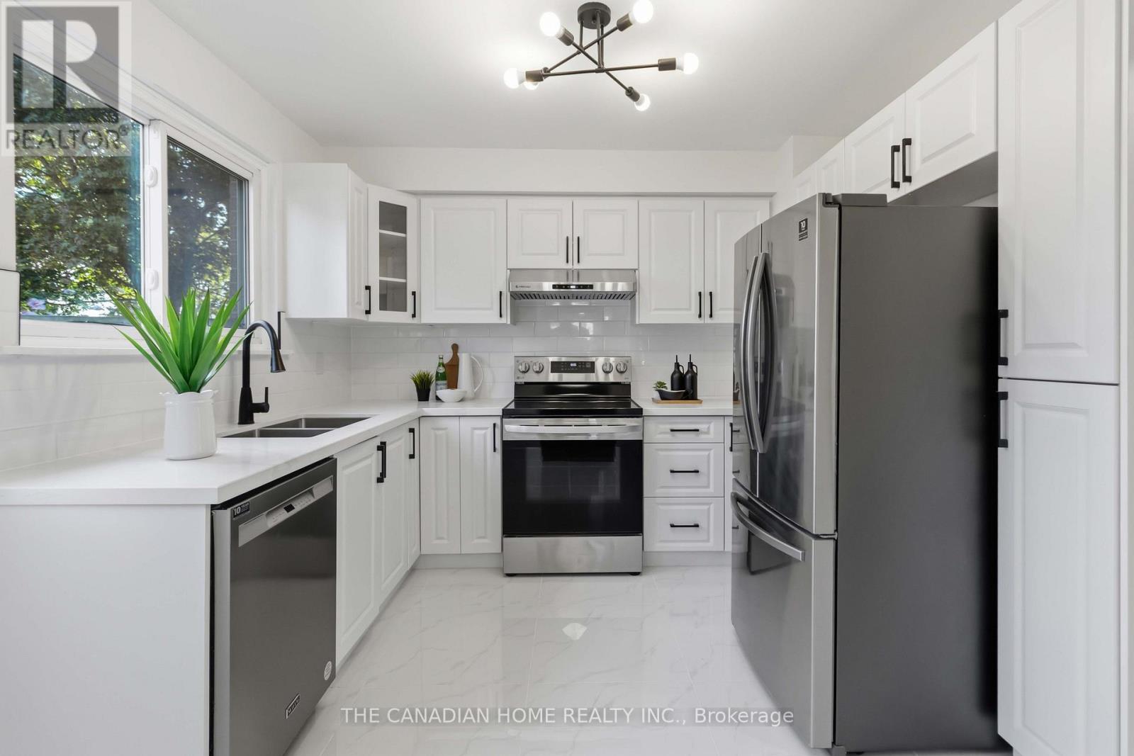 80 Flamingo Crescent, Brampton, Ontario  L6T 2G7 - Photo 6 - W13757320
