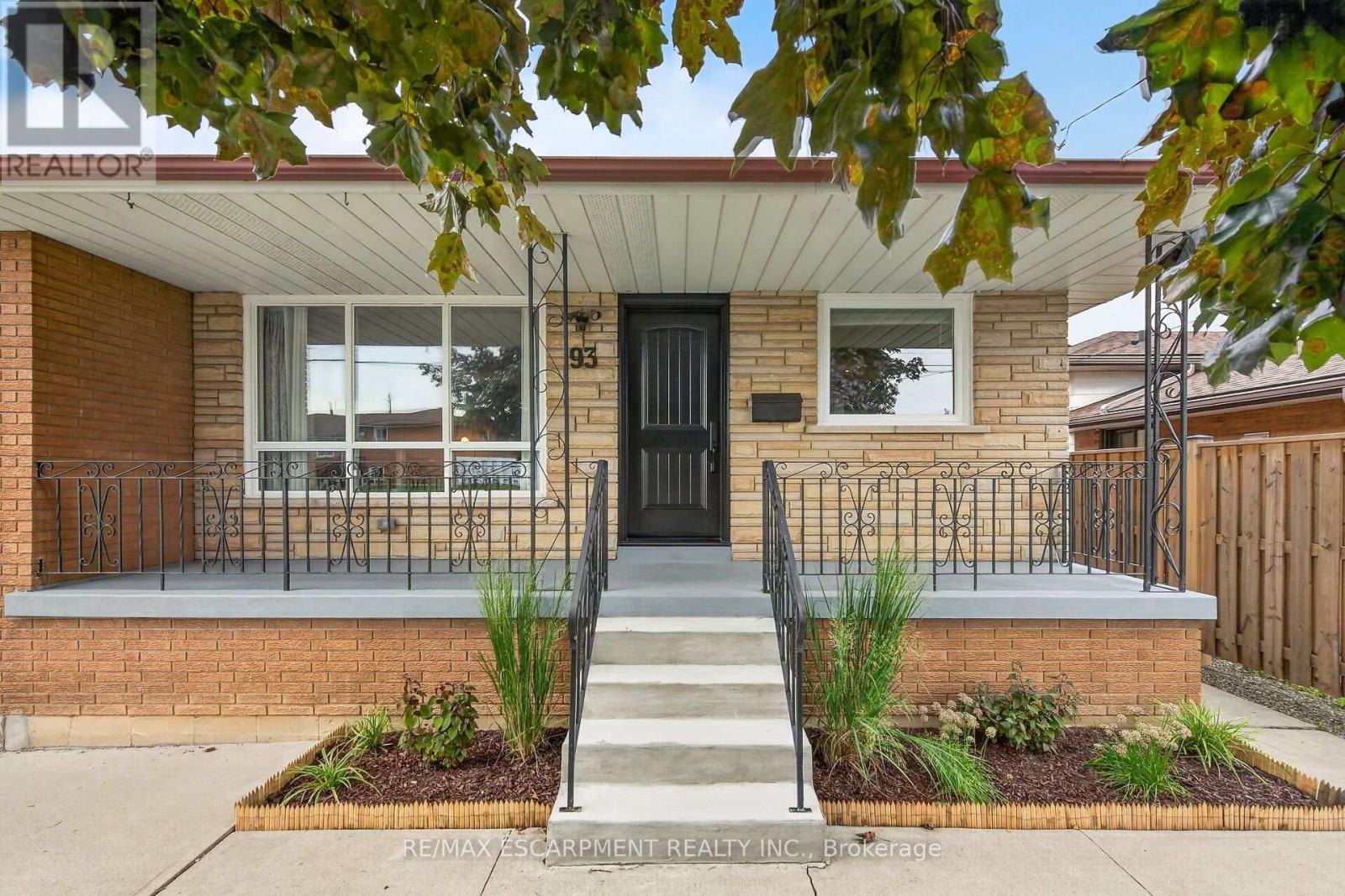 93 Nugent Drive, Hamilton, Ontario L8H 2N1 - Photo 2 - X13757304