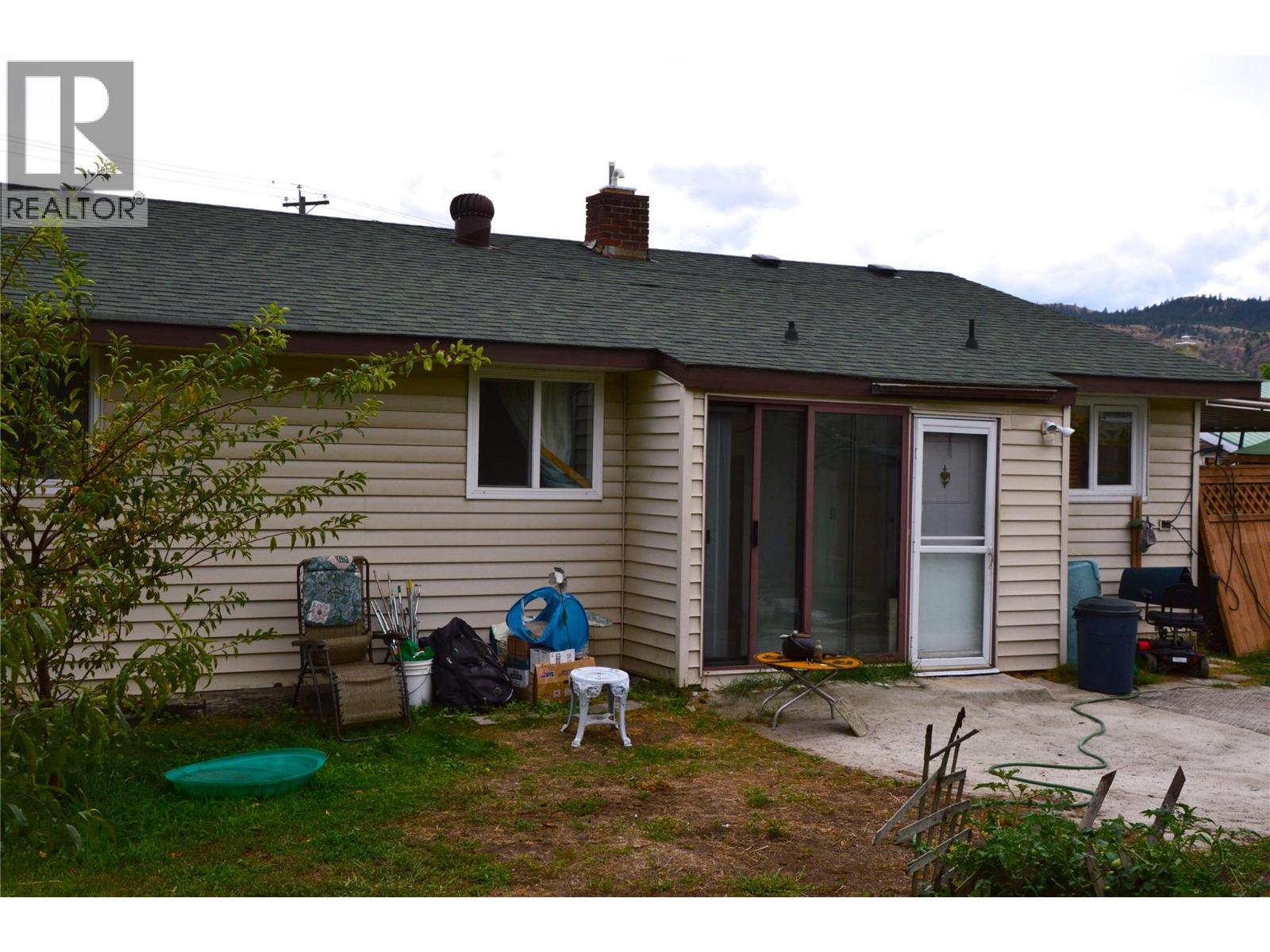 147 Oak Road, Kamloops, British Columbia  V2B 1K7 - Photo 1 - 10400188
