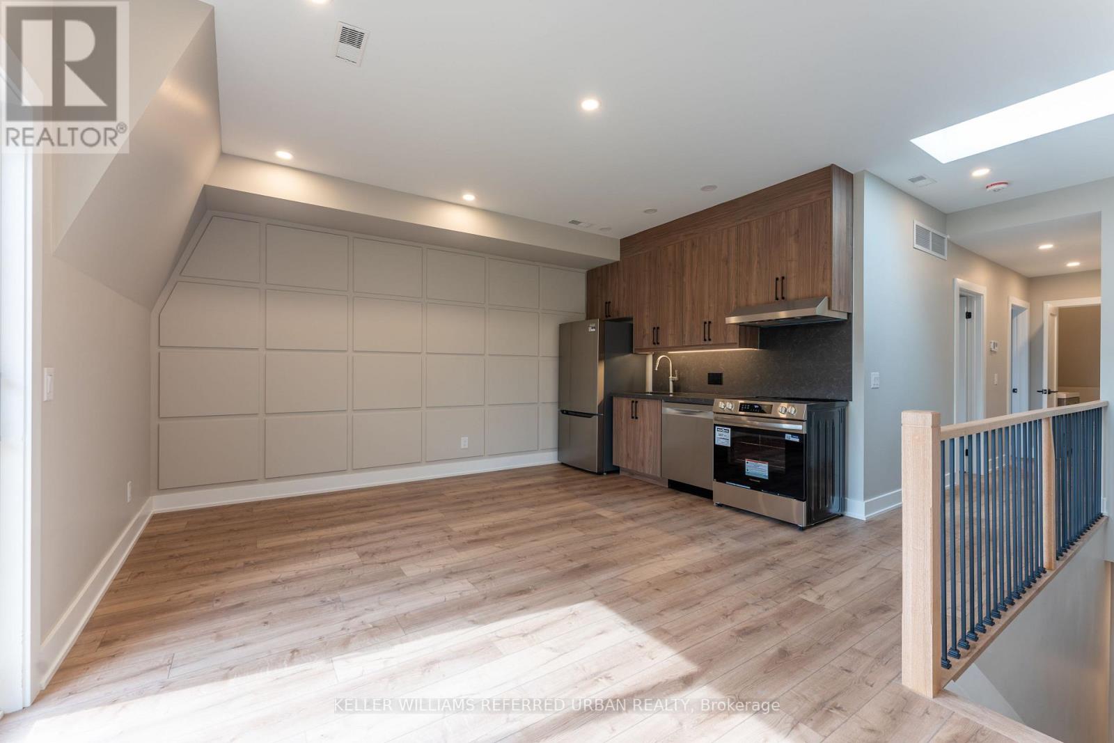4 - 352 JONES AVENUE, Toronto, Ontario