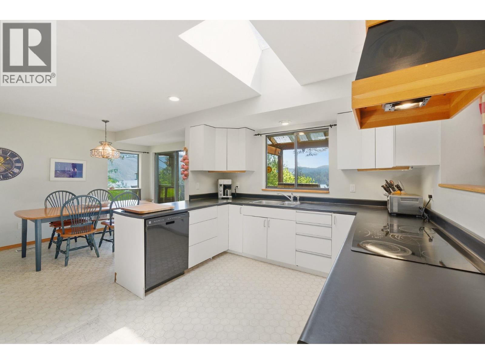 5481 Indian River Drive, North Vancouver, British Columbia  V7G 2T7 - Photo 7 - R3162715