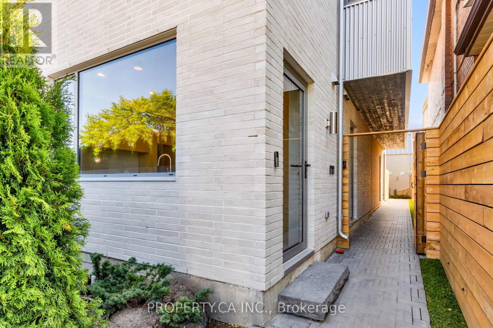 Unit #3 - 301 Keele Street, Toronto, Ontario M6P 2K5 - Photo 3 - W13757516