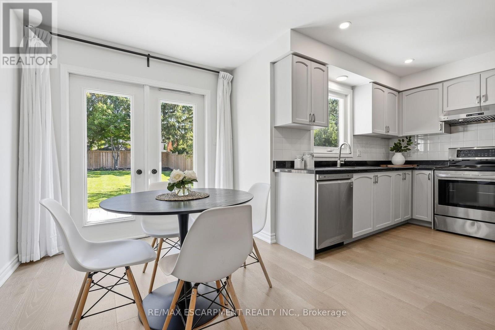 551 Deerhurst Drive, Burlington, Ontario  L7L 5V9 - Photo 11 - W13757526