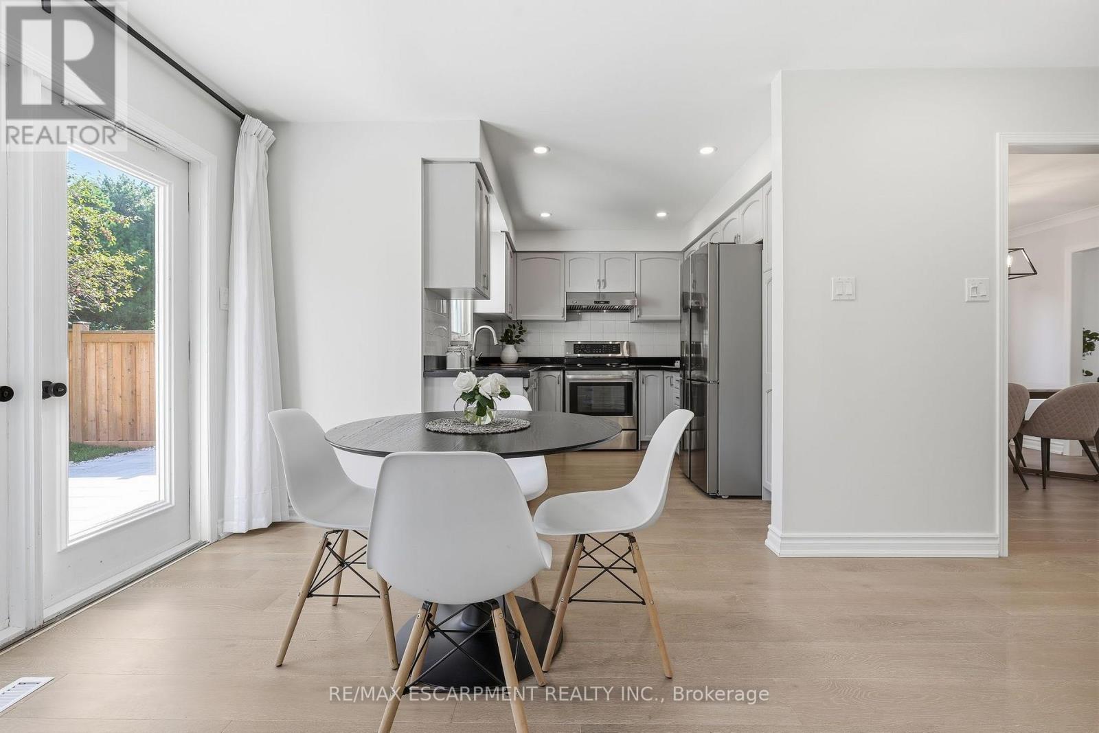 551 Deerhurst Drive, Burlington, Ontario  L7L 5V9 - Photo 12 - W13757526