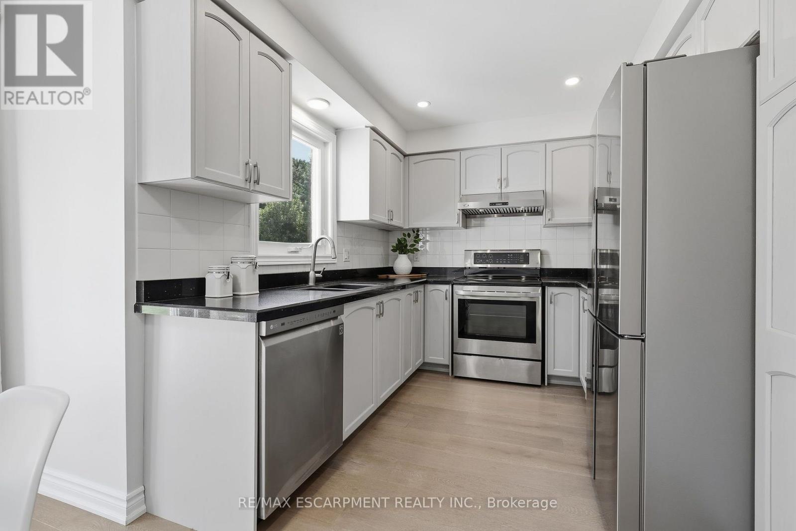 551 Deerhurst Drive, Burlington, Ontario  L7L 5V9 - Photo 13 - W13757526