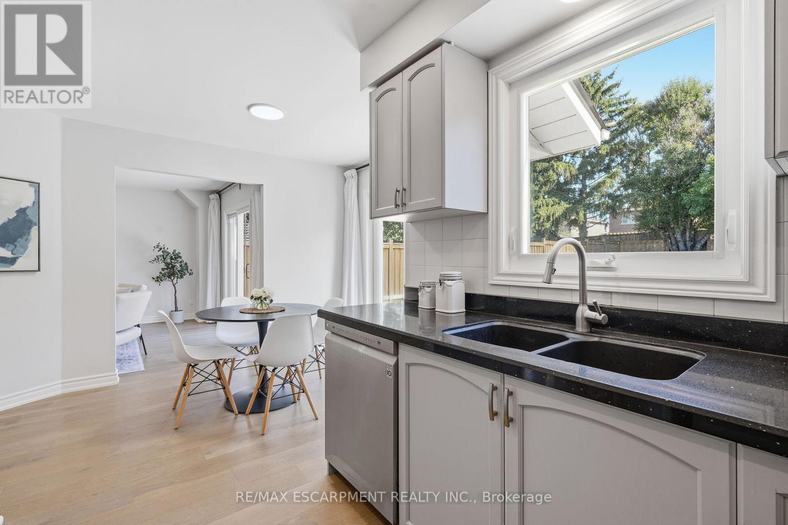 551 Deerhurst Drive, Burlington, Ontario  L7L 5V9 - Photo 15 - W13757526
