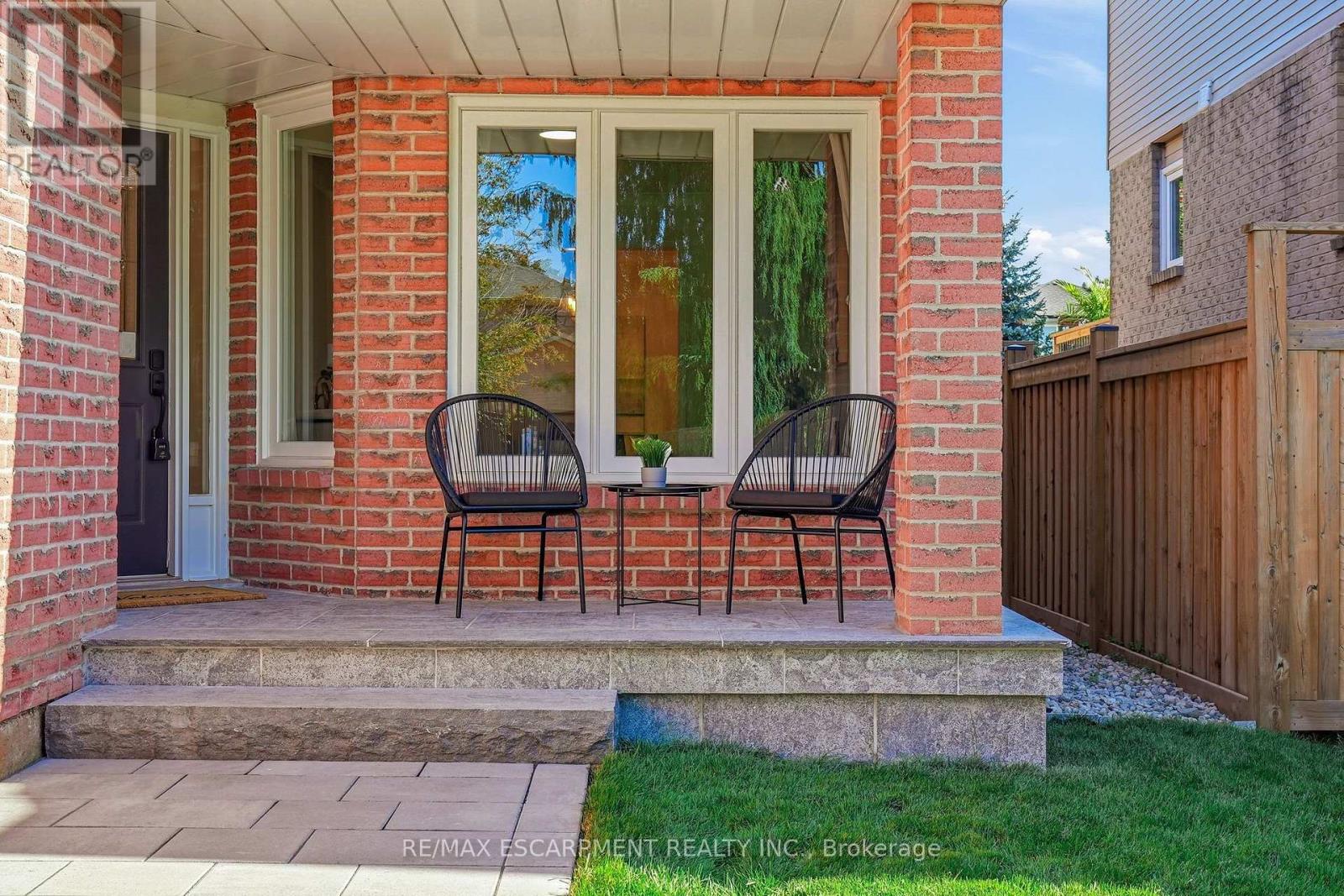 551 Deerhurst Drive, Burlington, Ontario  L7L 5V9 - Photo 2 - W13757526