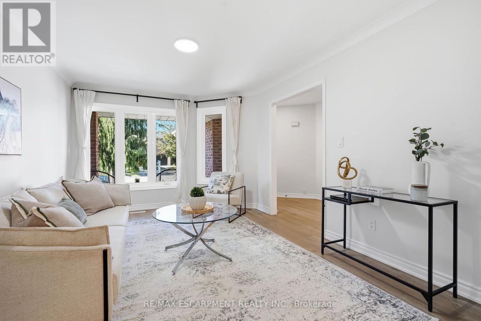 551 Deerhurst Drive, Burlington, Ontario  L7L 5V9 - Photo 4 - W13757526