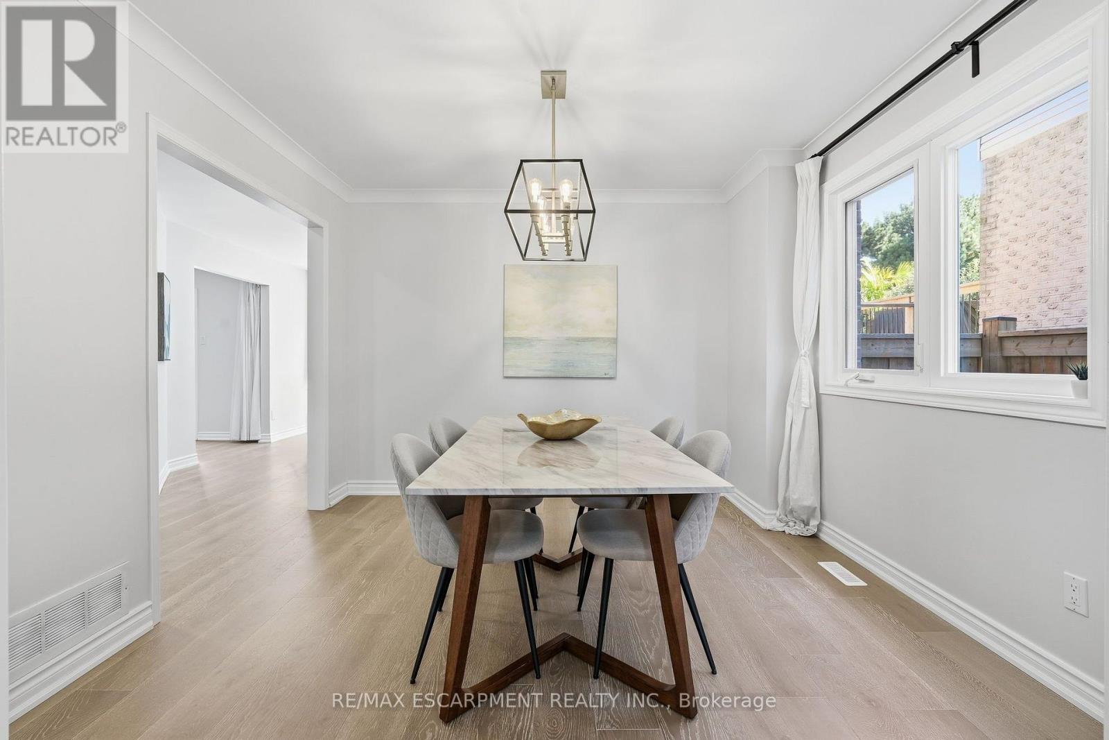 551 Deerhurst Drive, Burlington, Ontario  L7L 5V9 - Photo 8 - W13757526