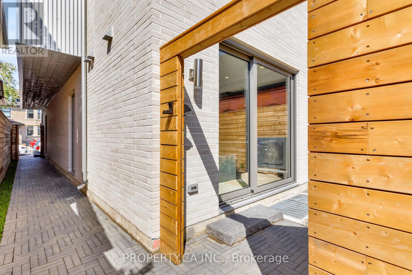 Unit #4 - 301 Keele Street, Toronto, Ontario M6P 2K5 - Photo 3 - W13757528