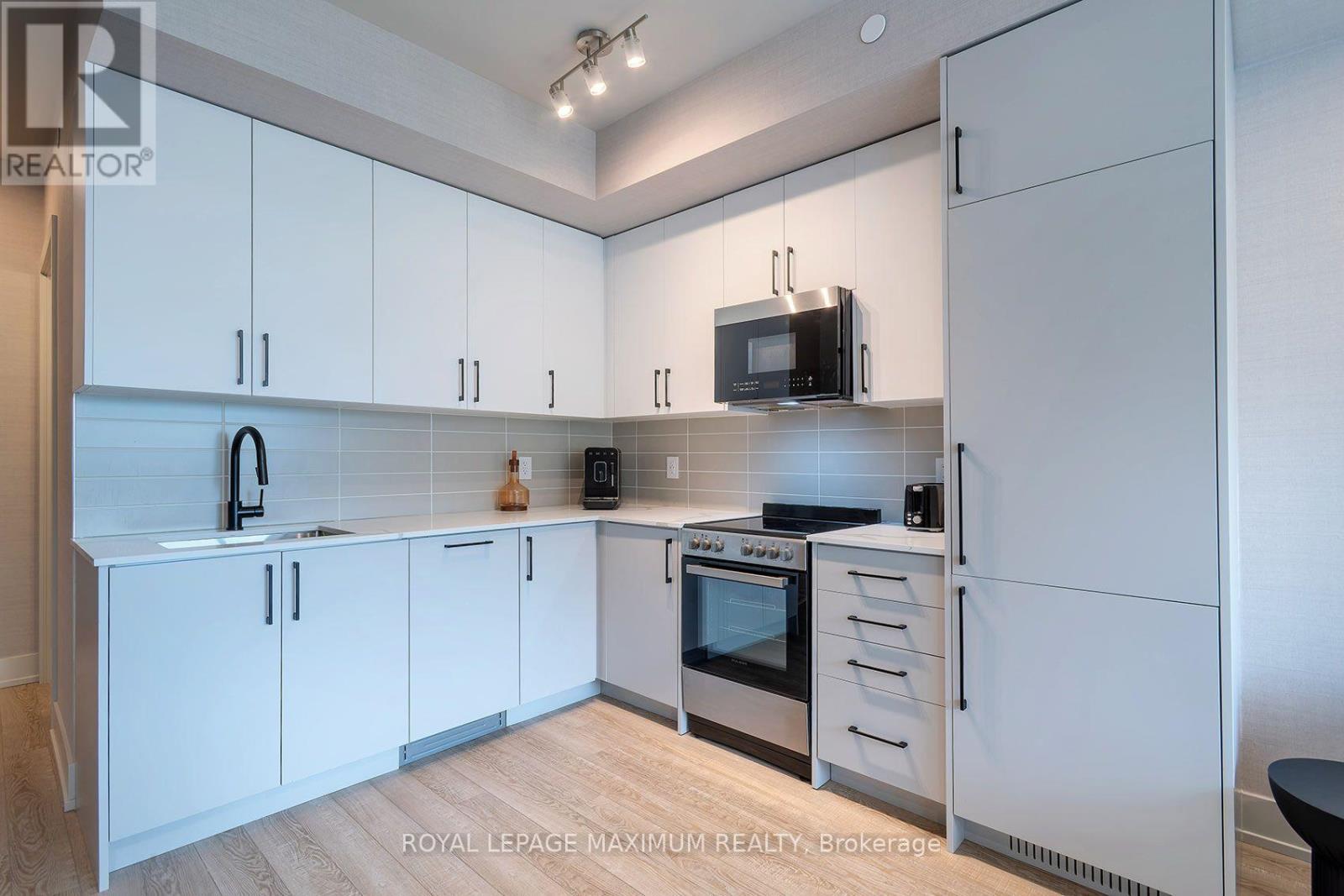 250 - 2075 King Road, King, Ontario L7B 0R6 - Photo 13 - N13757564
