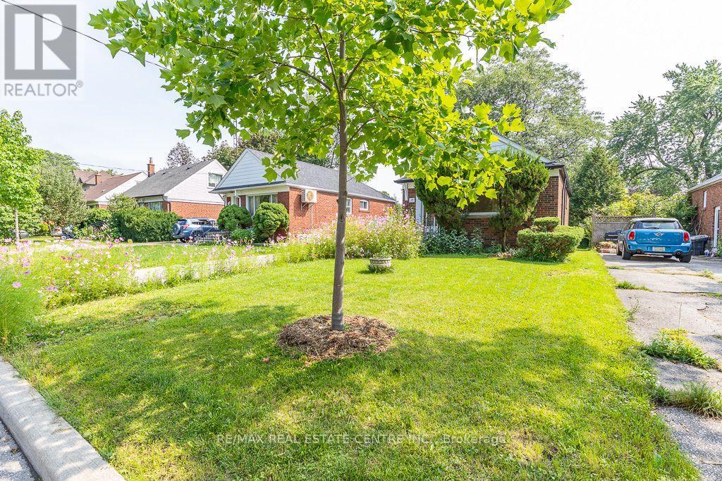 27 Innismore Crescent, Toronto, Ontario  M1R 1C8 - Photo 4 - E13757668