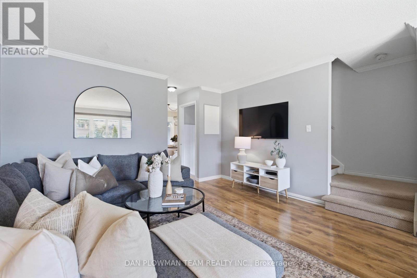 302 Vancouver Crescent, Oshawa, Ontario  L1J 5X9 - Photo 3 - E13757672