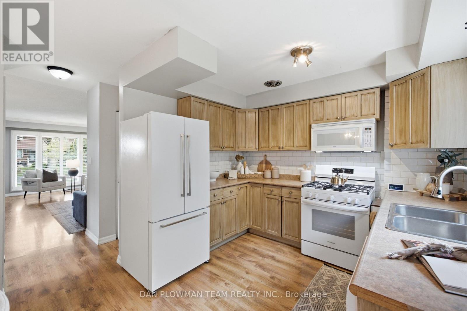 302 Vancouver Crescent, Oshawa, Ontario  L1J 5X9 - Photo 7 - E13757672