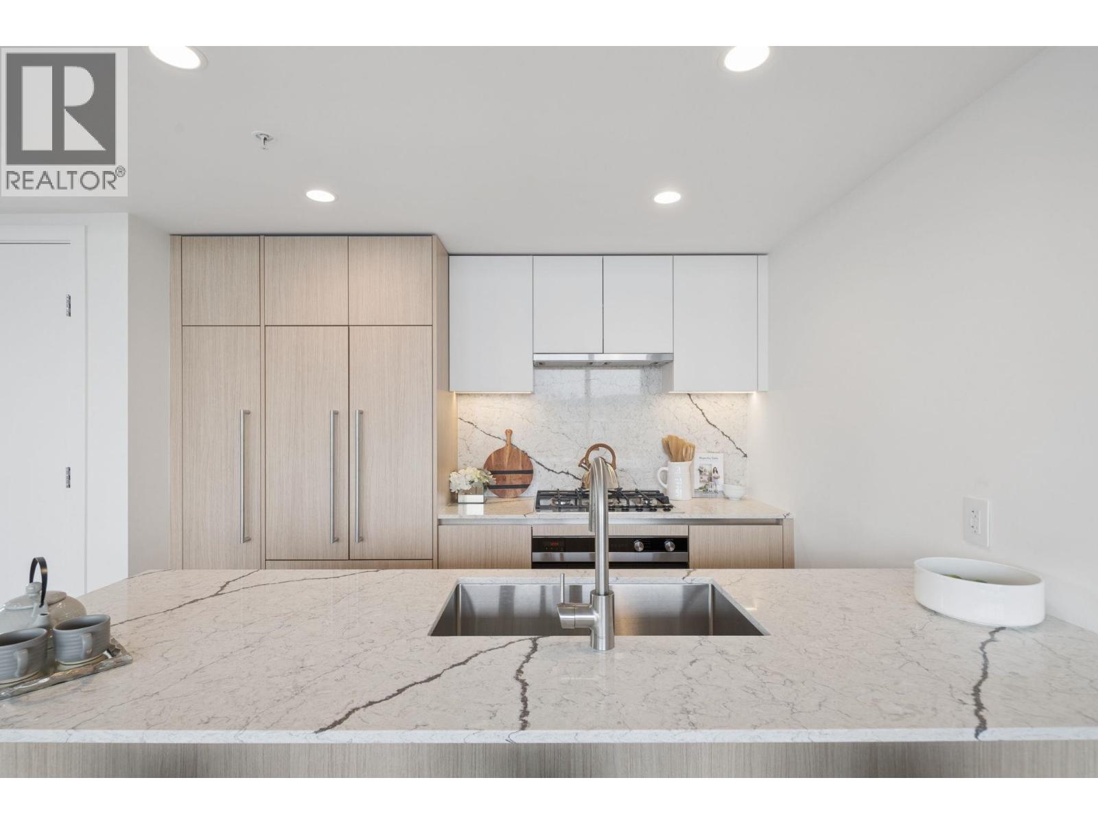 2308 2135 Springer Avenue, Burnaby, British Columbia  V5B 0C1 - Photo 2 - R3160023
