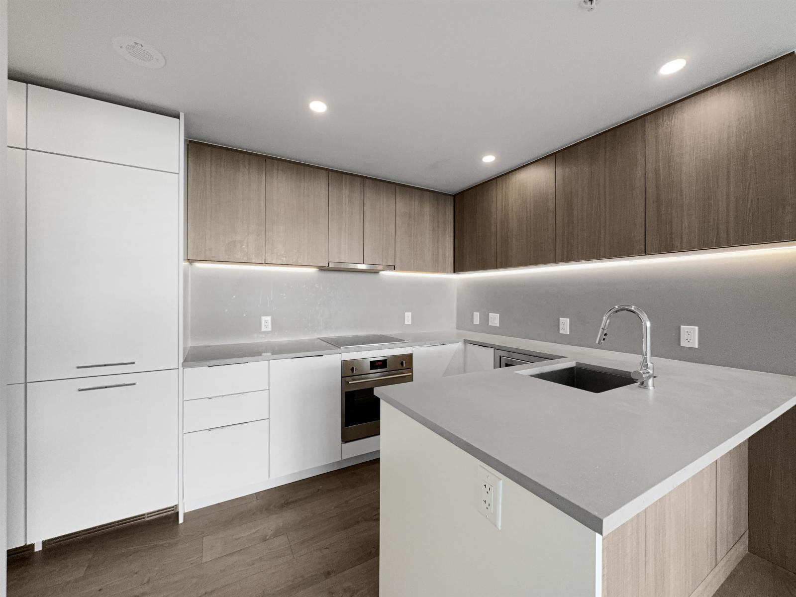 24xx 10480 104 AVENUE, surrey, British Columbia