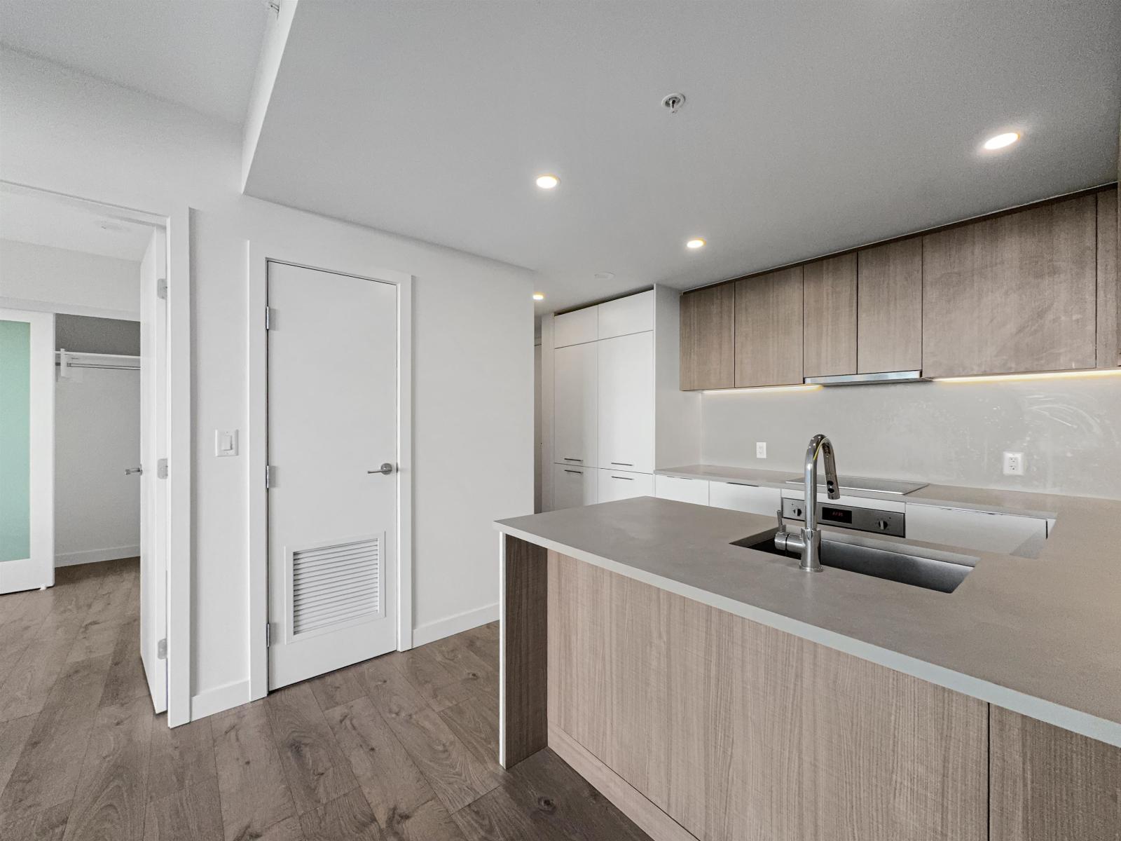 24xx 10480 104 Avenue, Surrey, British Columbia  V3T 0R2 - Photo 2 - R3162916