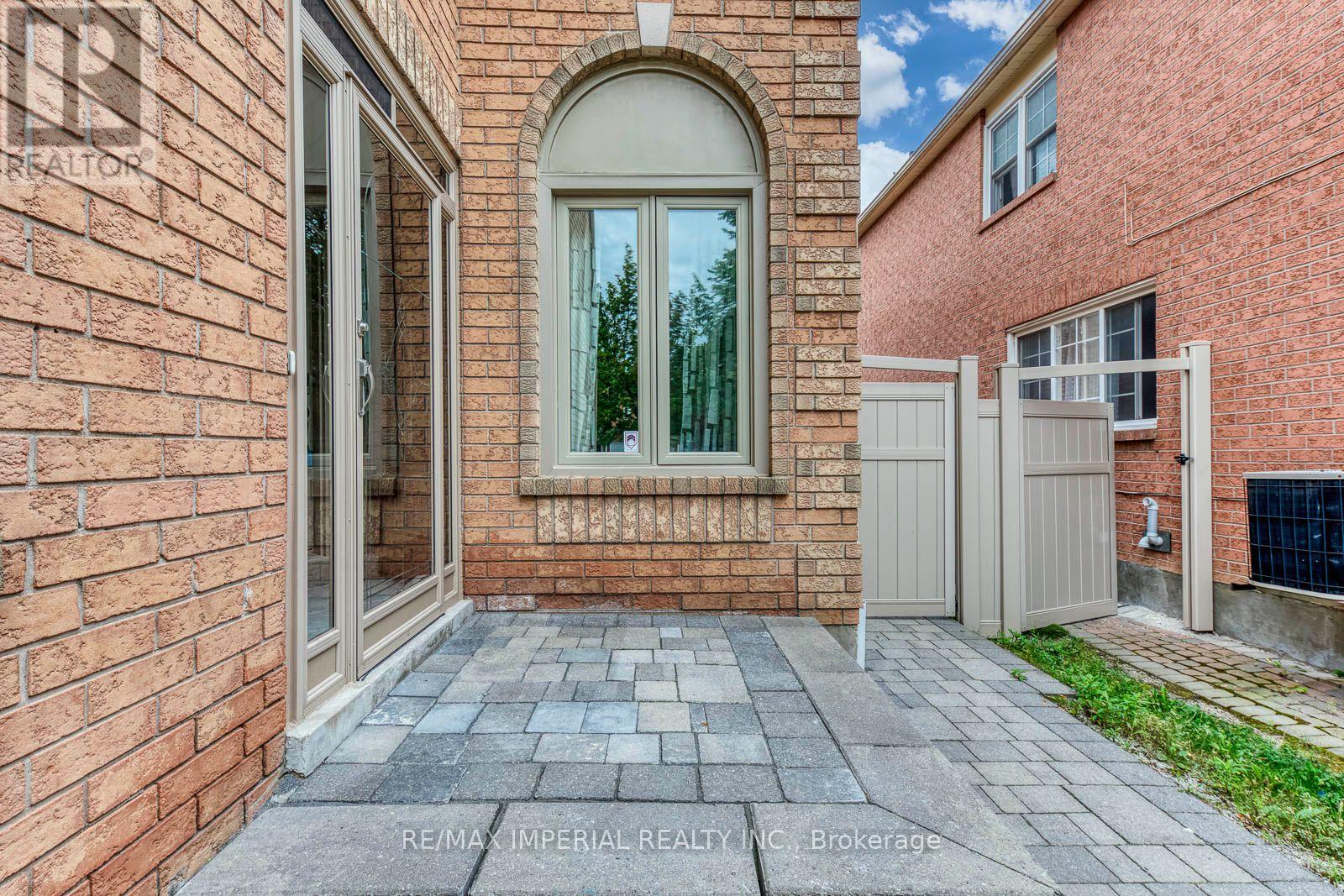 925 Cardington Street, Mississauga, Ontario  L5V 1Z8 - Photo 2 - W13757760
