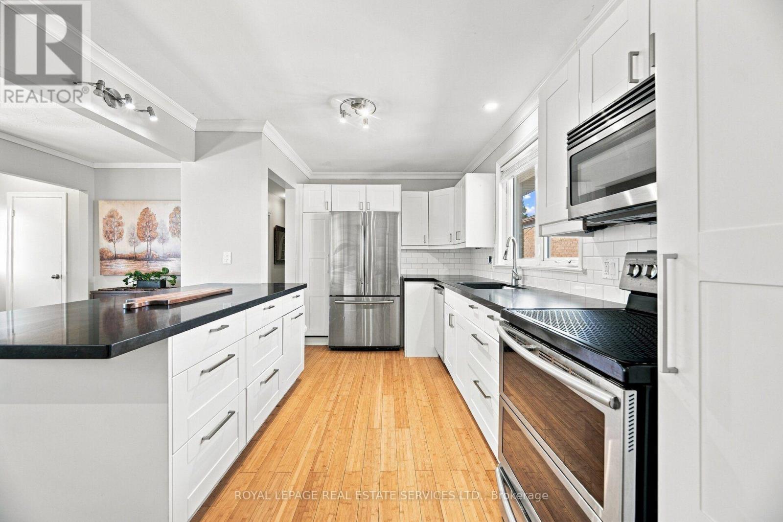 15 Velma Drive, Toronto, Ontario  M8Z 2N2 - Photo 12 - W13757754