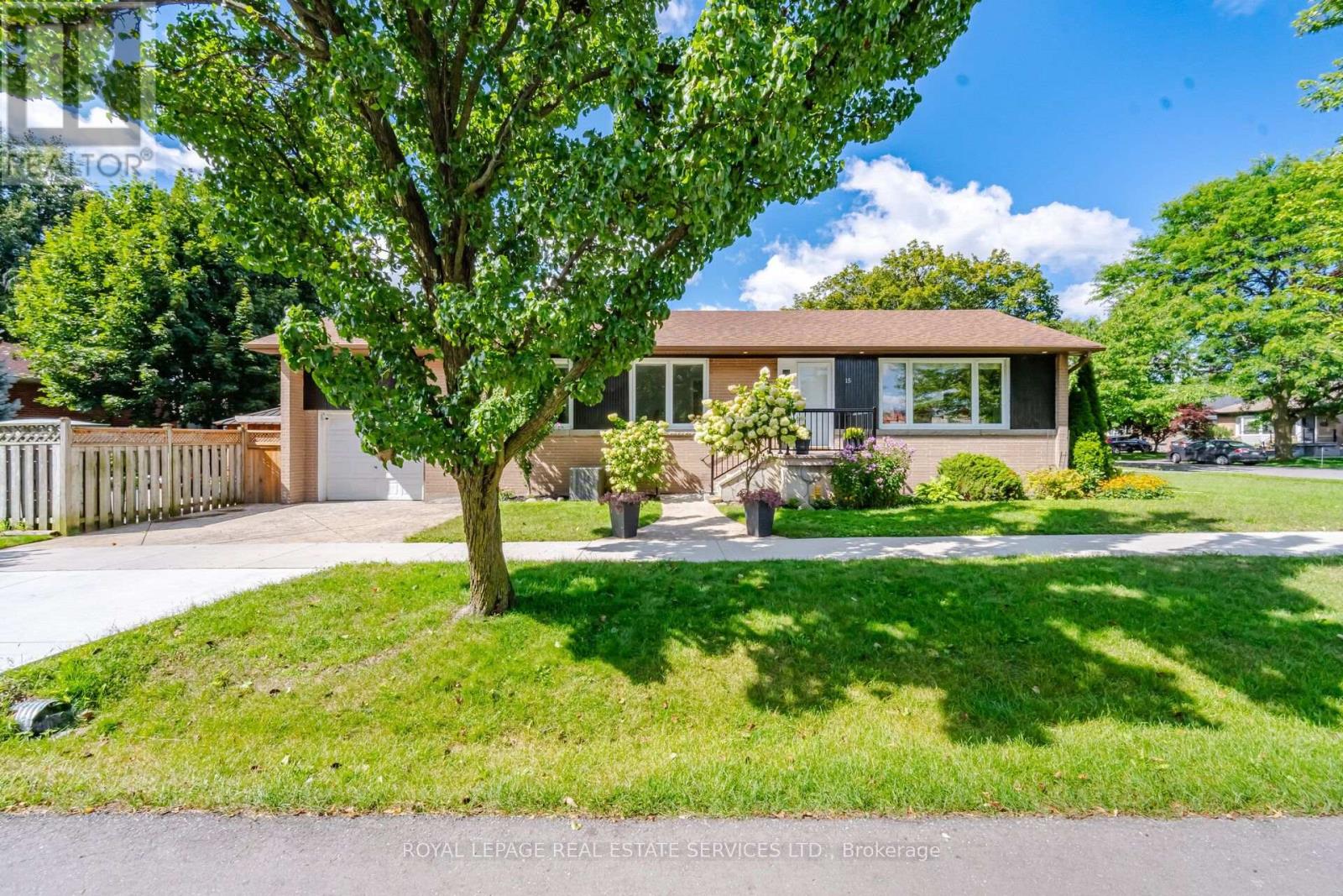 15 Velma Drive, Toronto, Ontario  M8Z 2N2 - Photo 2 - W13757754