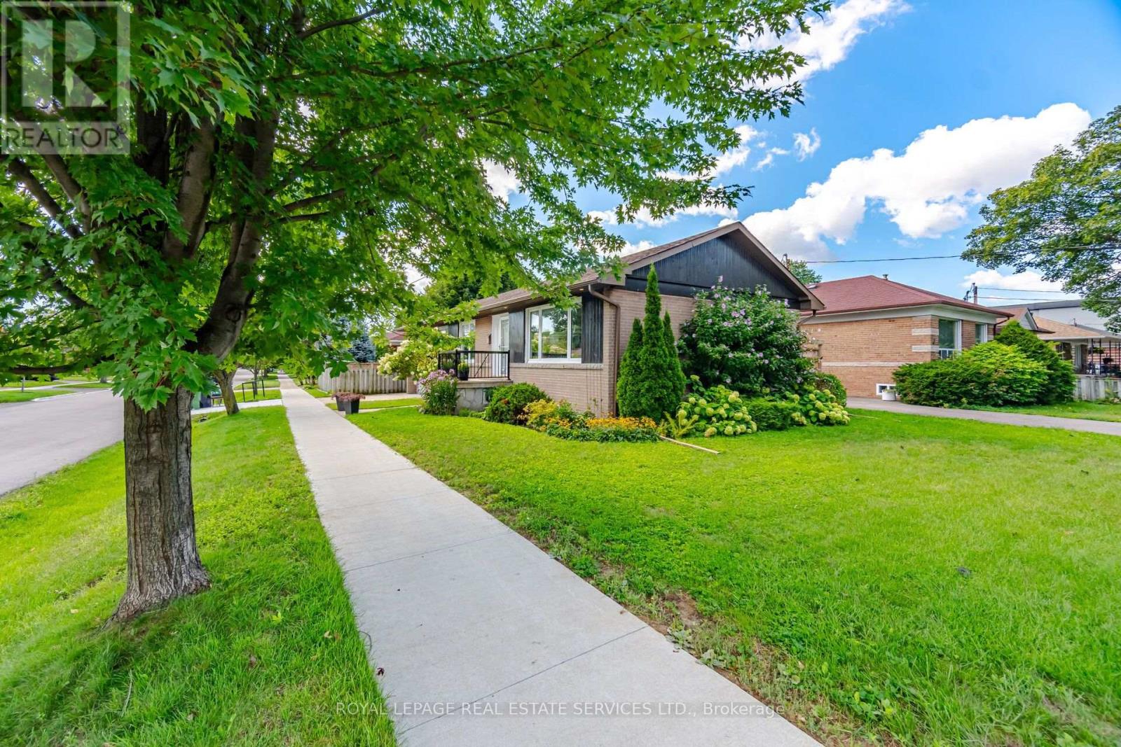 15 Velma Drive, Toronto, Ontario  M8Z 2N2 - Photo 3 - W13757754