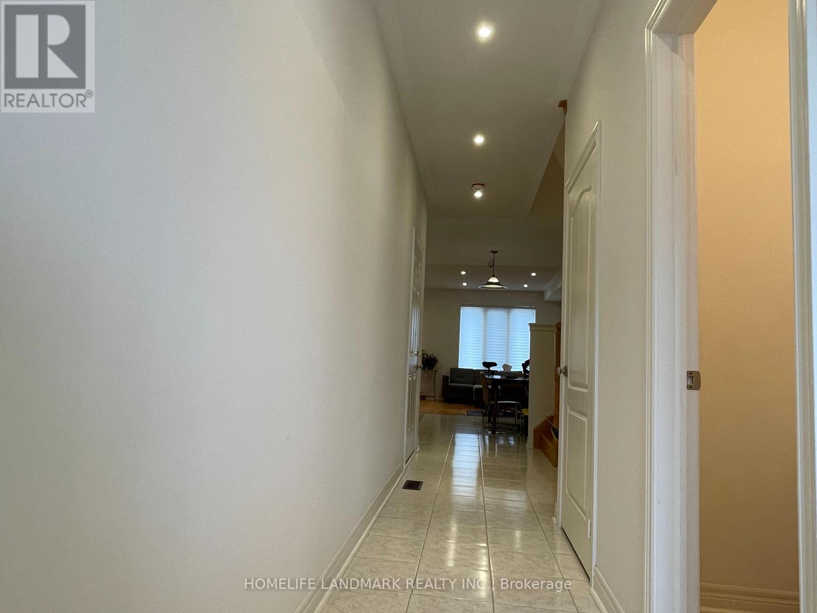 156 Radial Drive, Aurora, Ontario L4G 0Z8 - Photo 3 - N13757866