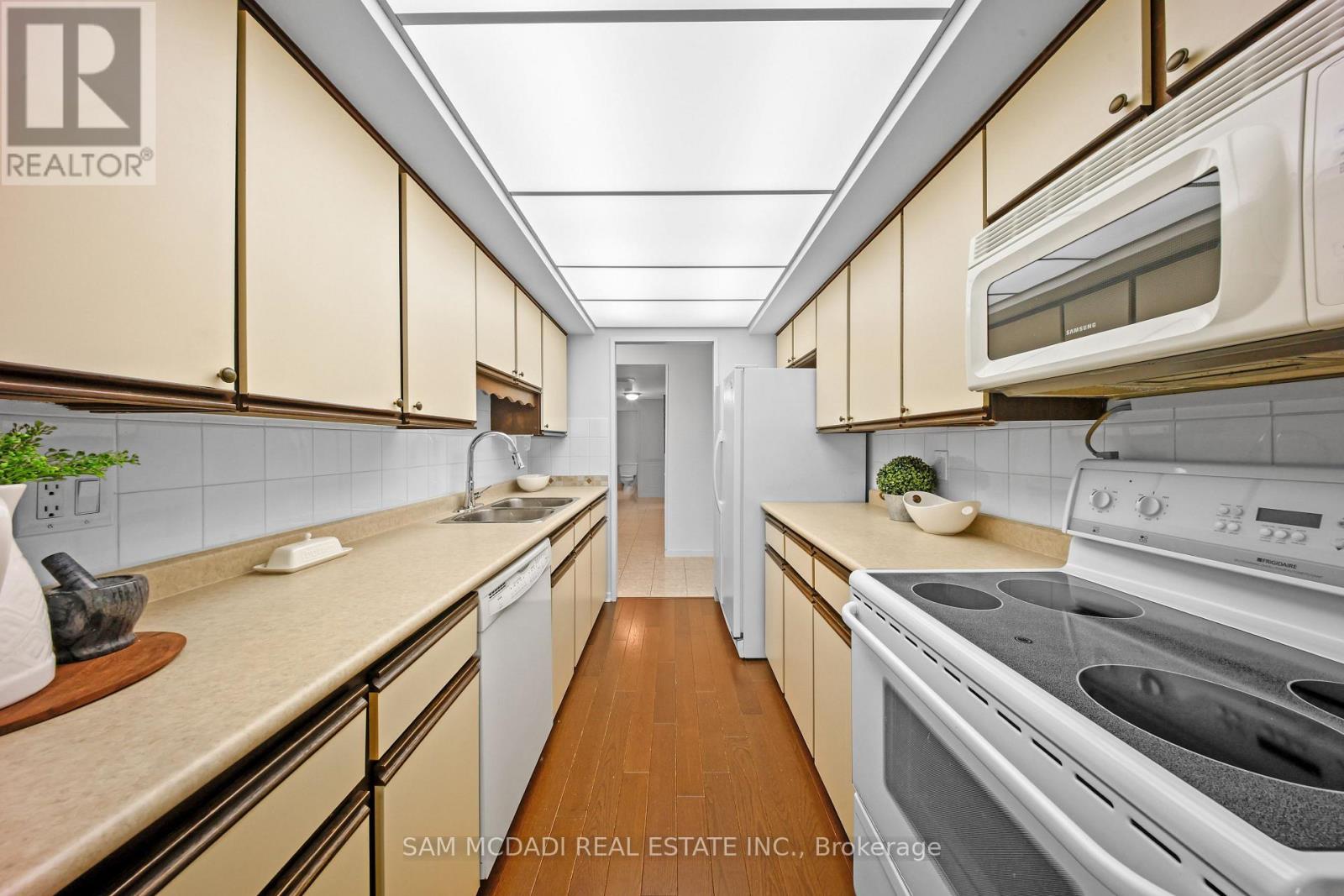 1007 - 1300 Bloor Street, Mississauga, Ontario  L4Y 3Z2 - Photo 12 - W13757878