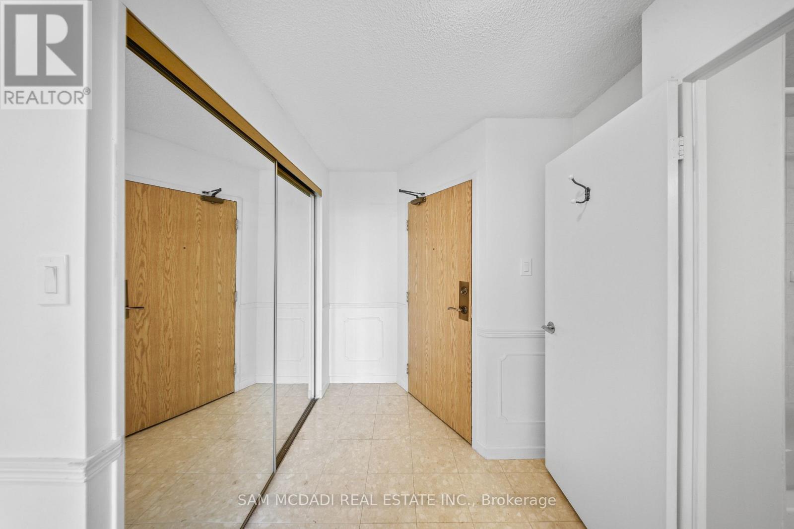 1007 - 1300 Bloor Street, Mississauga, Ontario  L4Y 3Z2 - Photo 2 - W13757878