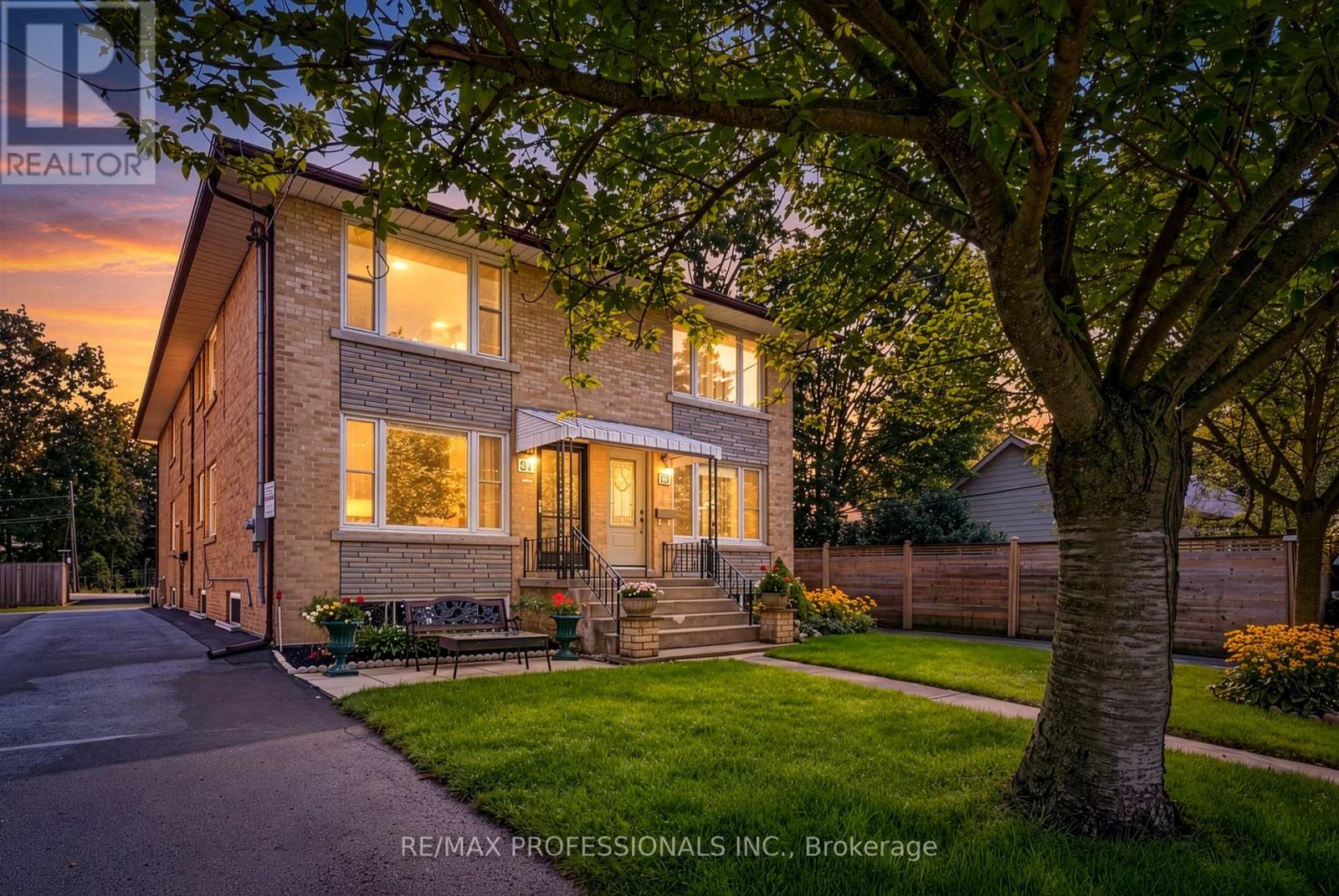 31 Long Branch Avenue, Toronto, Ontario  M8W 3H8 - Photo 2 - W13757942