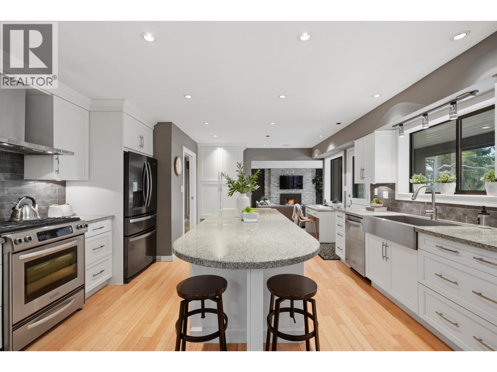 2261 Hill Drive, North Vancouver, British Columbia  V7H 2N1 - Photo 12 - R3162905