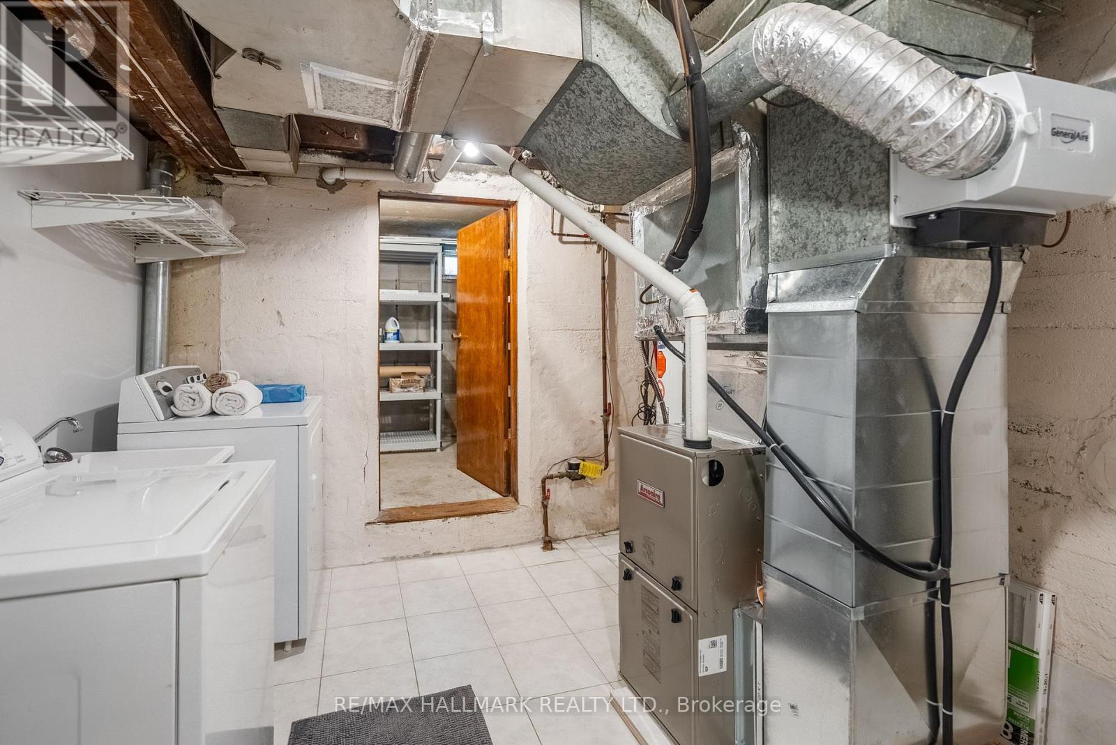 397 Strathmore Boulevard, Toronto, Ontario  M4C 1N6 - Photo 21 - E13758078