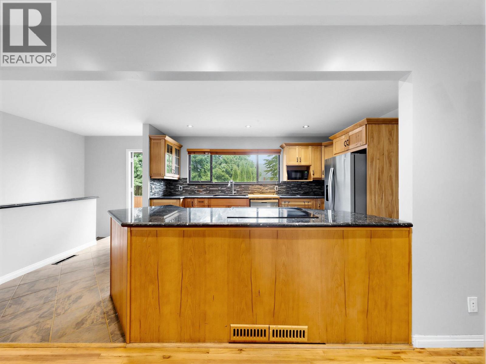 2155 Mohawk Avenue, Coquitlam, British Columbia V3J 6V3 - Photo 8 - R3162763