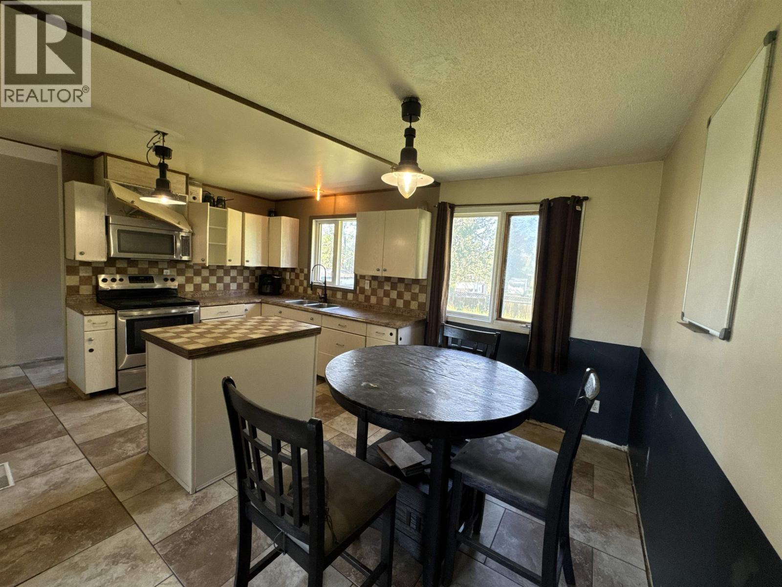 9707 Willow Road, Fort St. John, British Columbia  V1J 8A5 - Photo 4 - R3162503