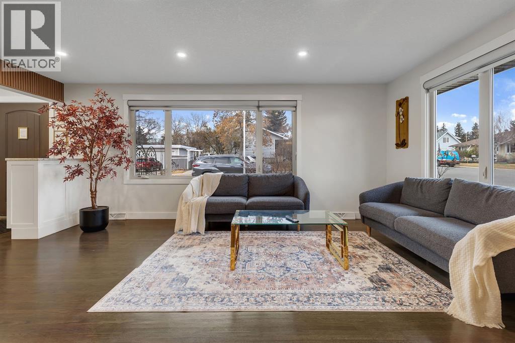 3 Cardiff Drive NW, Calgary, Alberta  T2K 1R4 - Photo 9 - A2343161