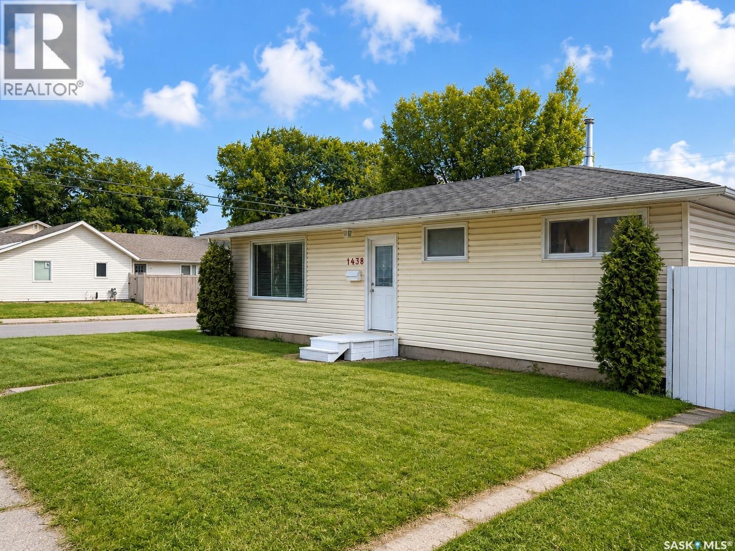 1438 D Avenue N, Saskatoon, Saskatchewan  S7L 1P4 - Photo 2 - SK047917