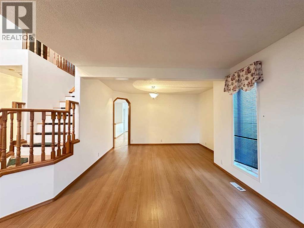 70 Schooner Close Nw, Calgary, Alberta  T3L 1Z3 - Photo 2 - A2342726