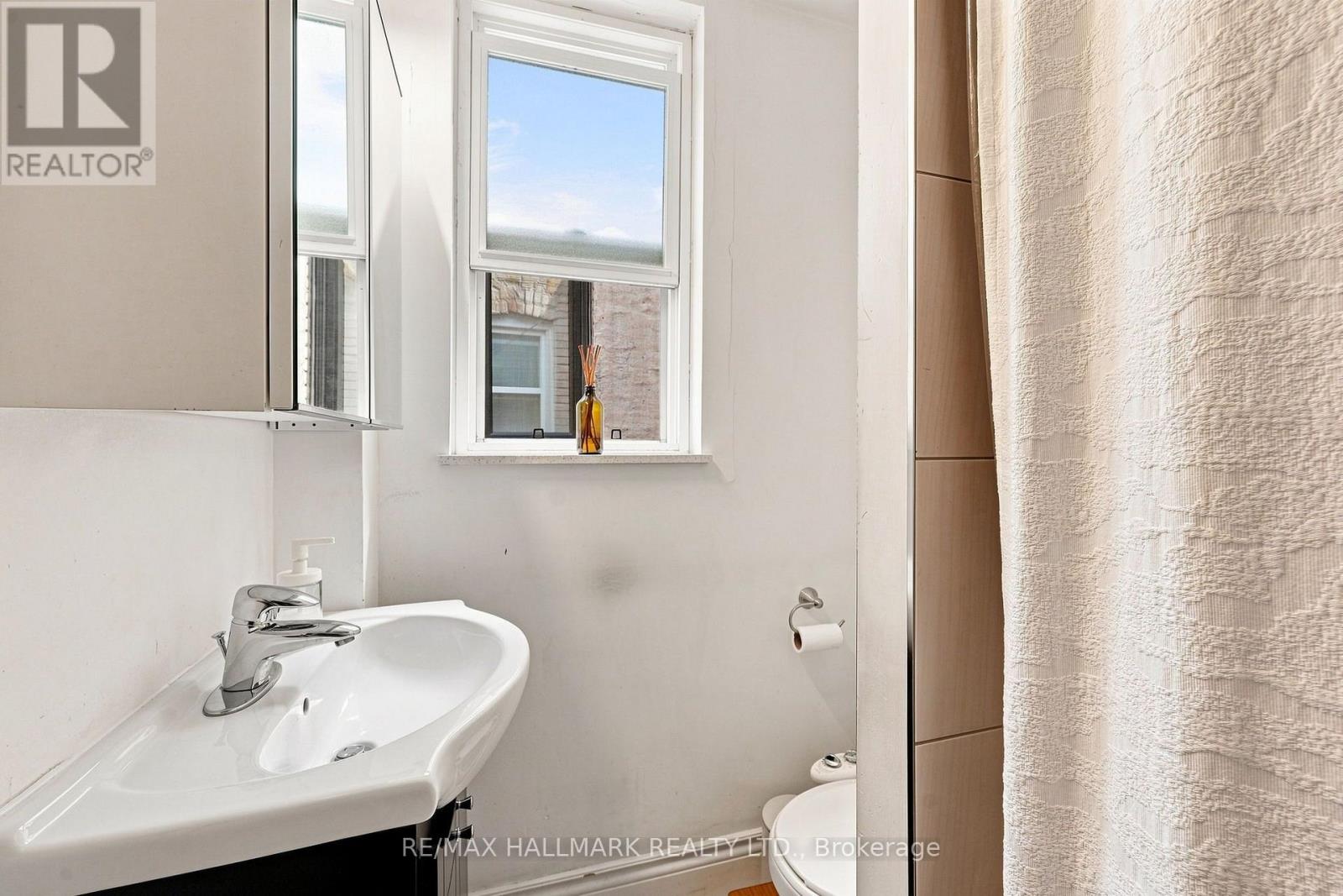 1568 Queen Street E, Toronto, Ontario  M4L 1E9 - Photo 38 - E13758286