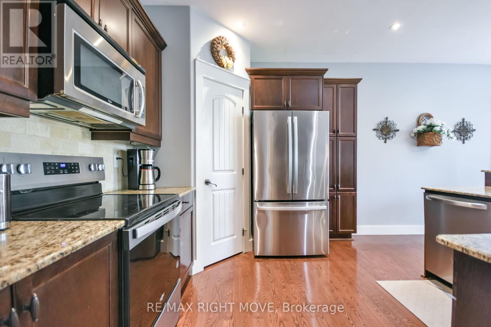 3938 Wood Avenue, Severn (West Shore), Ontario  L3V 0Y9 - Photo 9 - S13758358