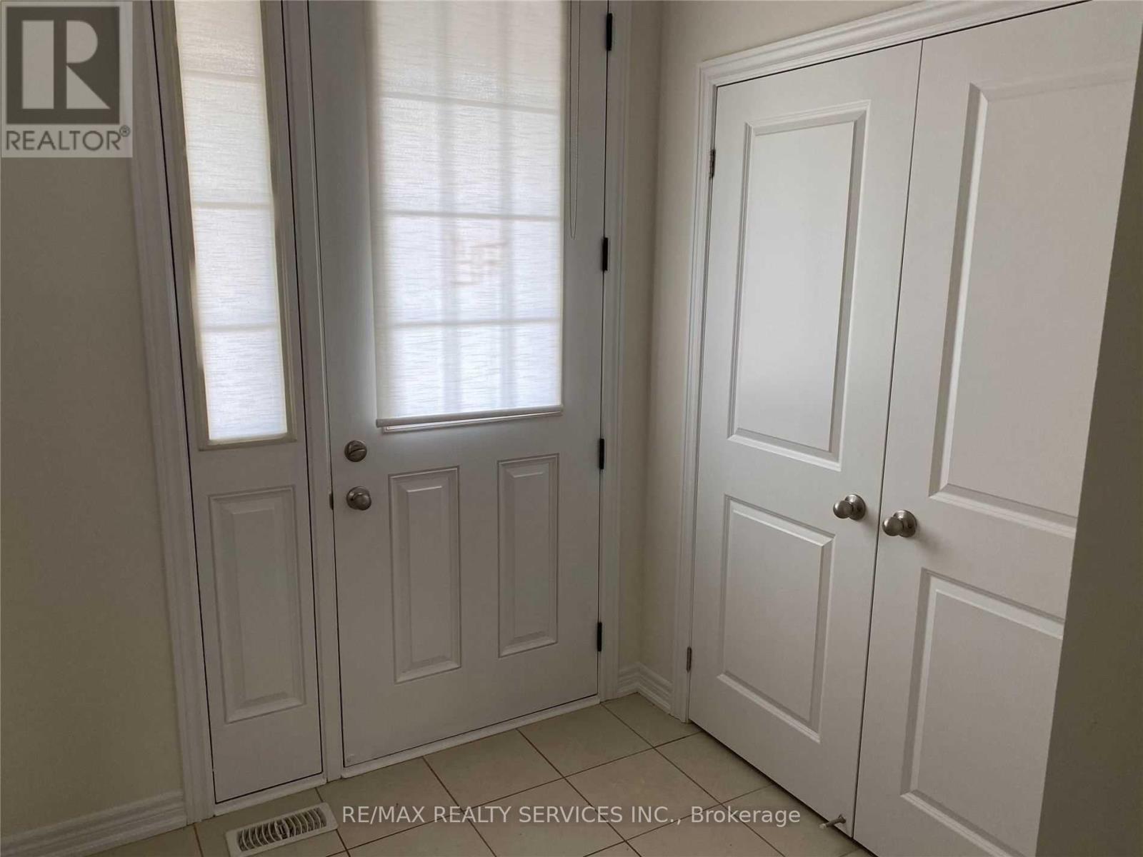 43 Hogan Manor Drive, Brampton, Ontario  L7A 4V3 - Photo 2 - W13758374