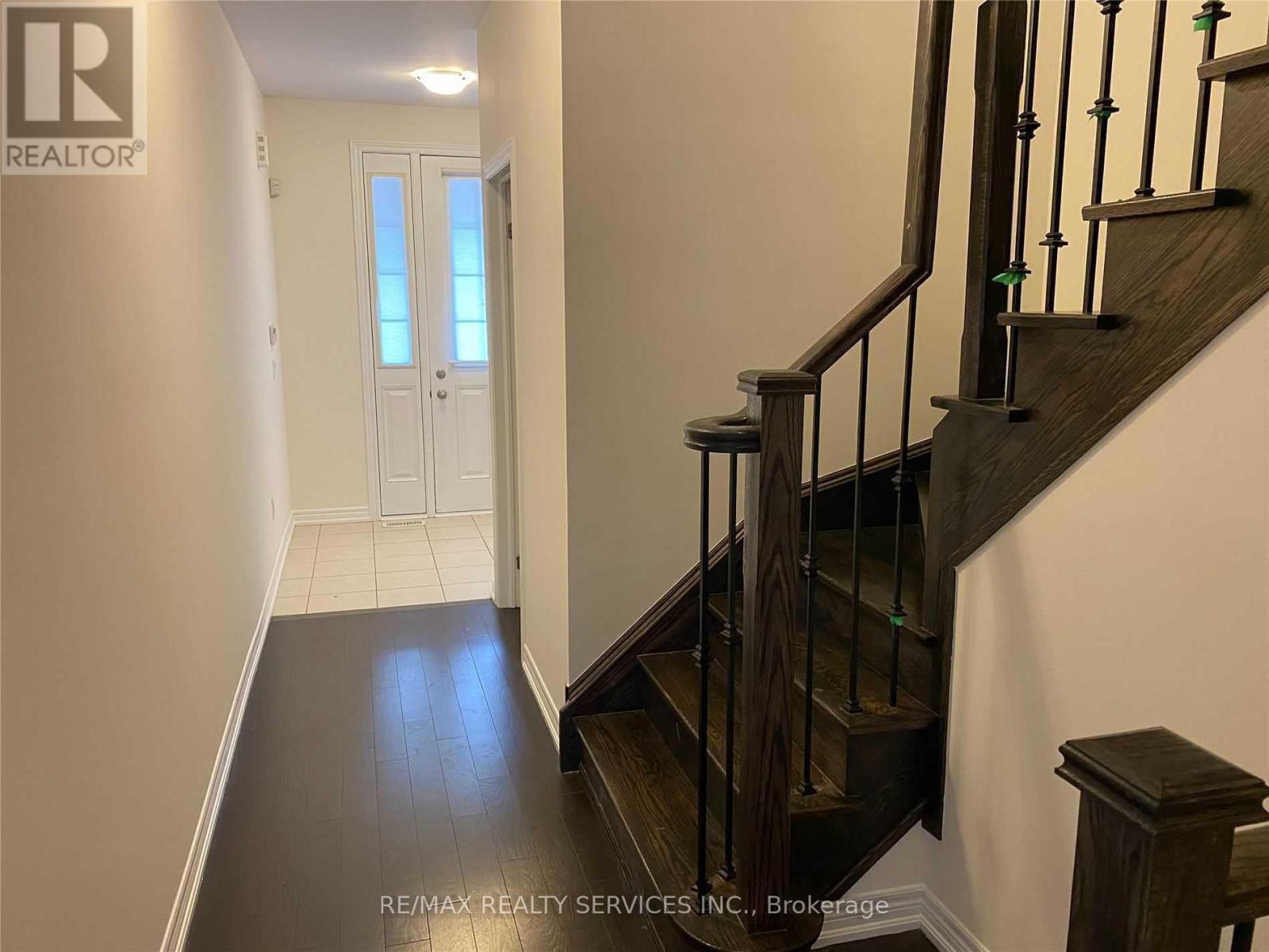 43 Hogan Manor Drive, Brampton, Ontario  L7A 4V3 - Photo 3 - W13758374