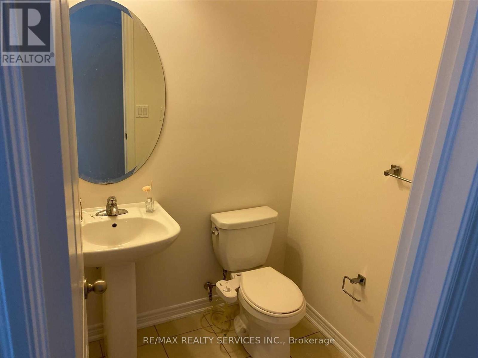 43 Hogan Manor Drive, Brampton, Ontario  L7A 4V3 - Photo 4 - W13758374