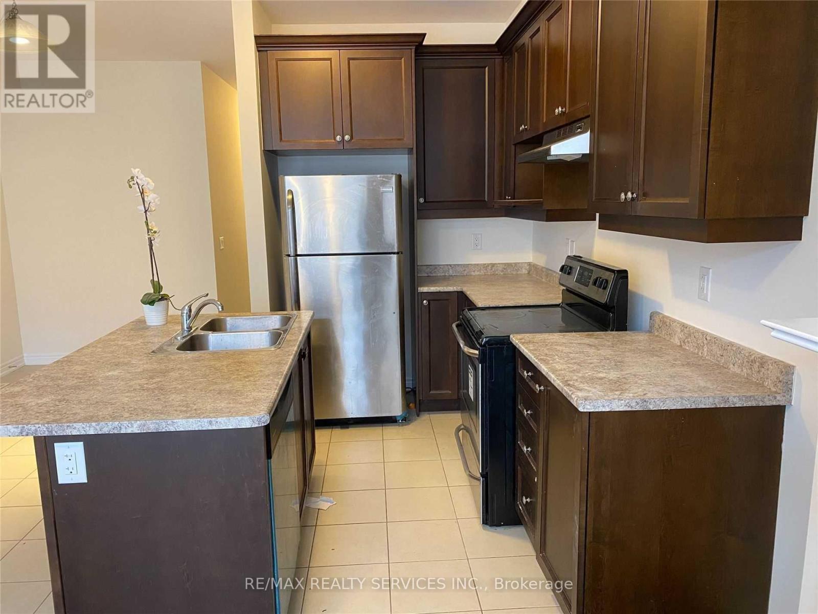 43 Hogan Manor Drive, Brampton, Ontario  L7A 4V3 - Photo 5 - W13758374